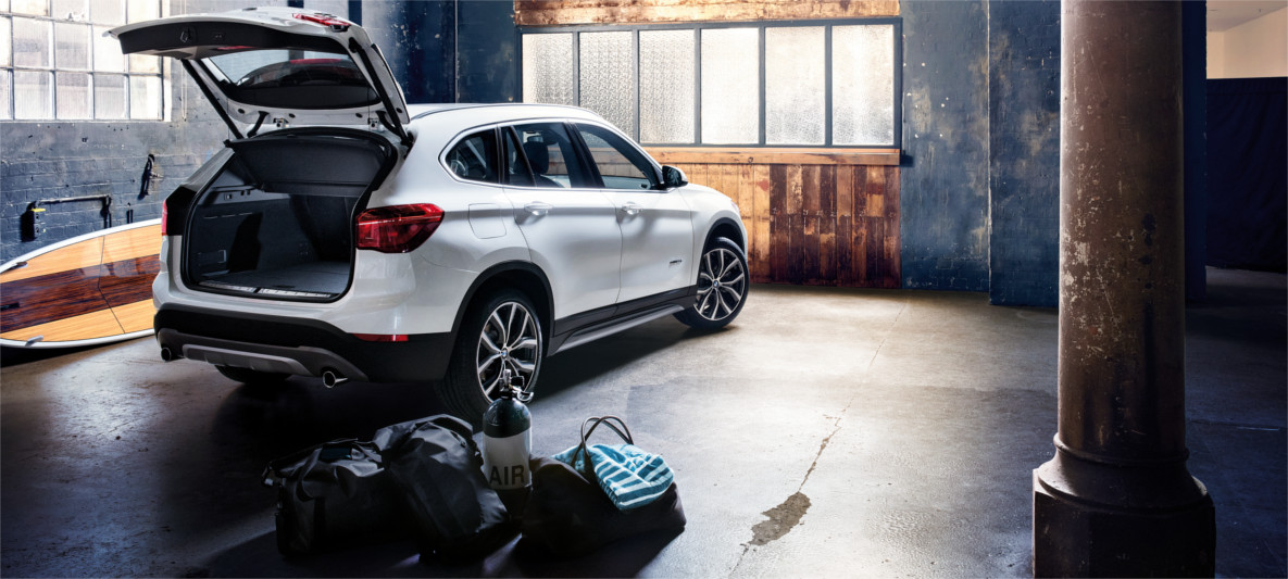 BMW X1 2020/2021 Branco com porta malas aberto, com muitas malas e bagagens ao lado BMW X1 2020/2021 Branco com porta malas aberto, com muitas malas e bagagens ao lado